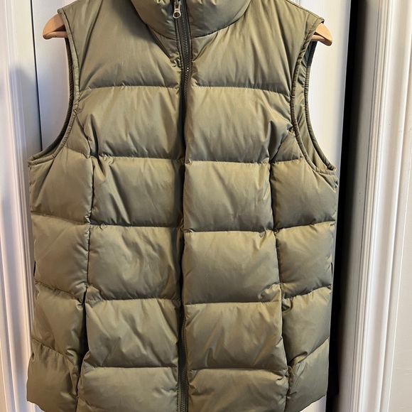 GAP Women’s Olive Down Filled Nuptse Puffer Vest - Picture 2 of 9